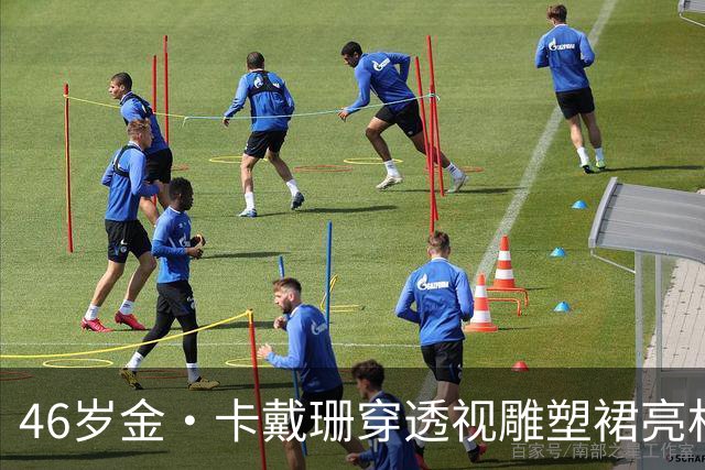 46岁金·卡戴珊穿透视雕塑裙亮相，胸前细节太敢了